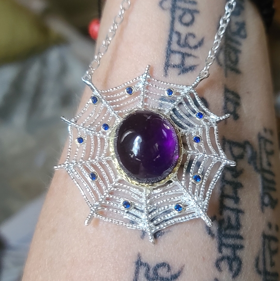 Gorgeous large Amethyst Sterling & Sapphire 🕸 spiderweb necklace - Picture 5 of 6